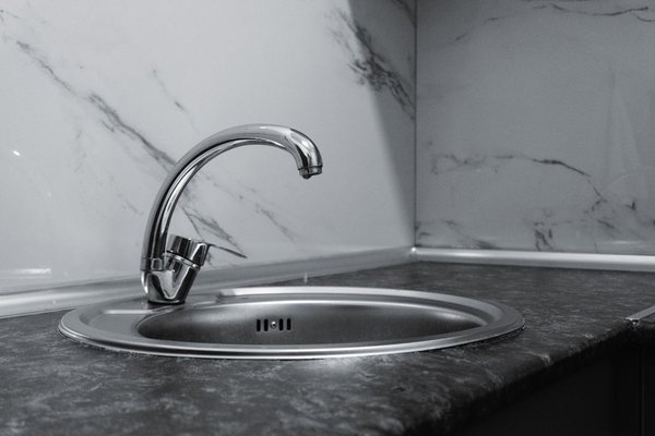 how to install a kitchen sink faucet